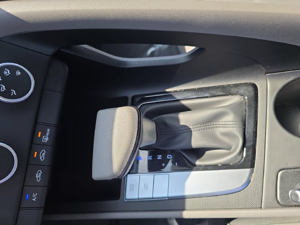 Used 2025 Hyundai Elantra SE FWD image 21