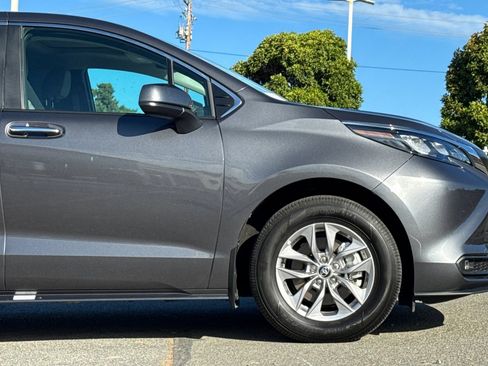 Used 2025 Toyota Sienna XLE FWD image 35