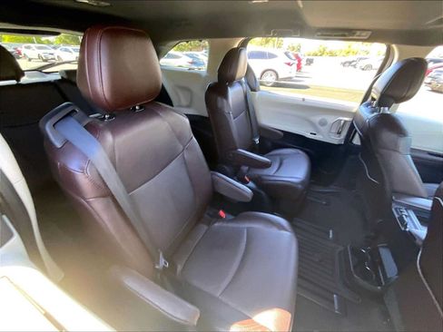 Used 2024 Toyota Sienna Platinum FWD image 28