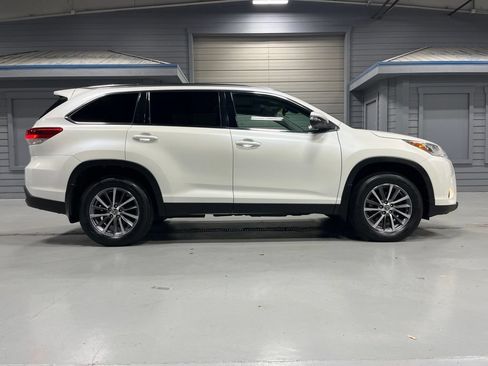 Used 2019 Toyota Highlander XLE AWD/4WD image 8
