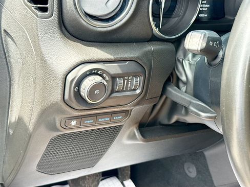 Used 2022 Jeep Wrangler Unlimited Sahara AWD/4WD image 11