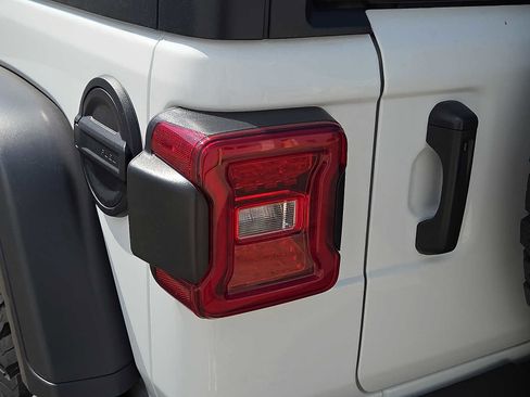 Used 2025 Jeep Wrangler Unlimited Rubicon image 10