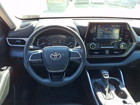Used 2021 Toyota Highlander XLE FWD image 14
