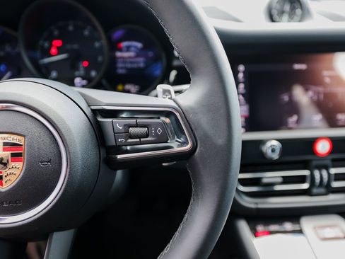 Certified 2025 Porsche Macan image 16