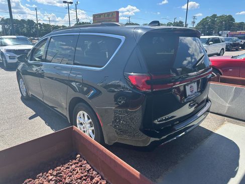 Used 2022 Chrysler Pacifica Touring-L image 8