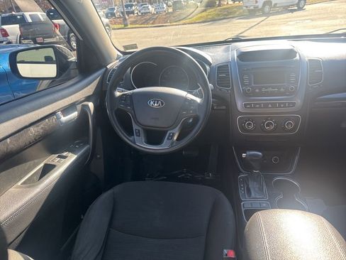 Used 2015 Kia Sorento LX image 10