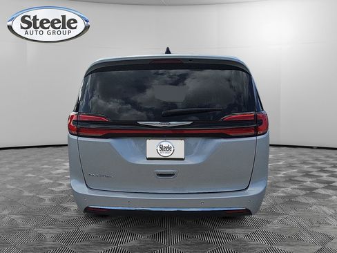 Used 2023 Chrysler Pacifica Touring-L image 4