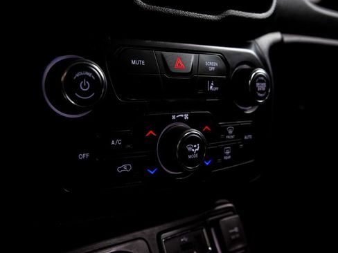 Used 2023 Jeep Renegade Latitude image 30