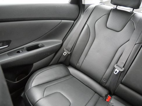 Certified 2022 Hyundai Elantra Limited w/ Preferred Accessory Package image 12