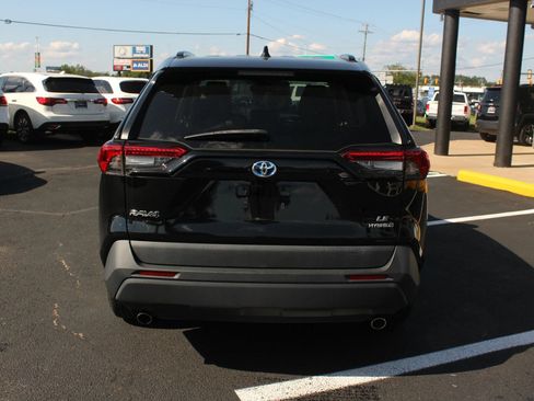 Used 2021 Toyota RAV4 LE AWD/4WD image 6