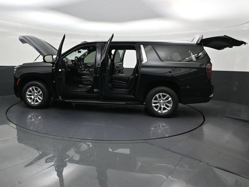 Used 2025 Chevrolet Suburban LS RWD image 35