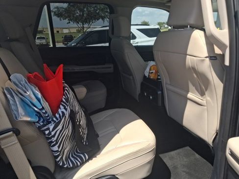 Used 2023 Ford Expedition Platinum RWD image 9