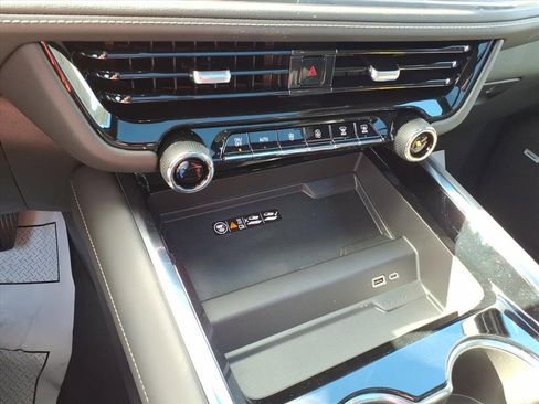 New 2026 Chevrolet Suburban Premier image 23