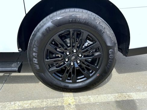 Used 2025 Ford Expedition Max Platinum AWD/4WD image 23