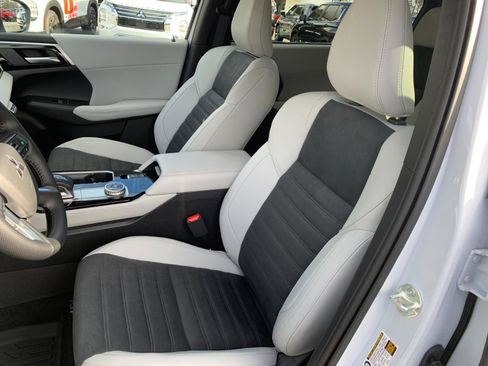 New 2025 Mitsubishi Outlander SE image 10