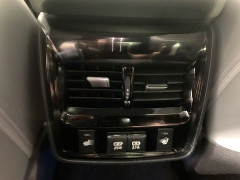 Used 2019 Toyota Avalon Limited image 33