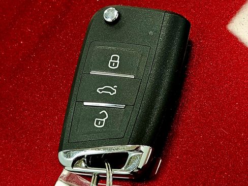 Used 2018 Toyota Camry SE image 19