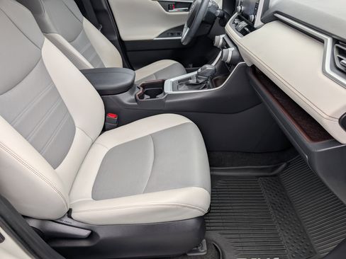 Used 2019 Toyota RAV4 Limited image 29