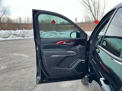 Used 2024 Chevrolet Traverse RS image 11