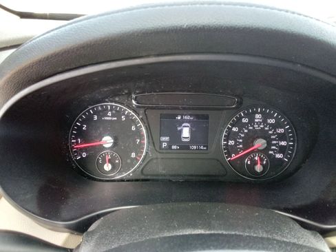 Used 2020 Kia Sorento LX image 10