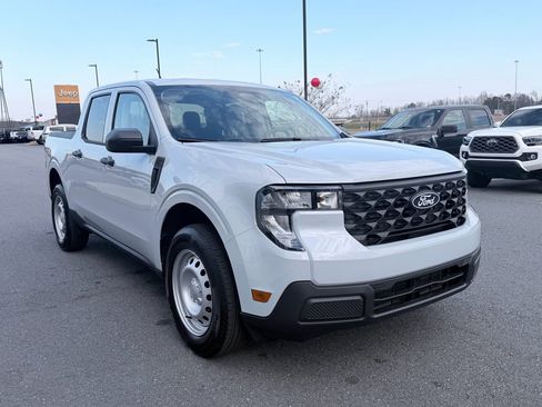 Used 2025 Ford Maverick XL image 2