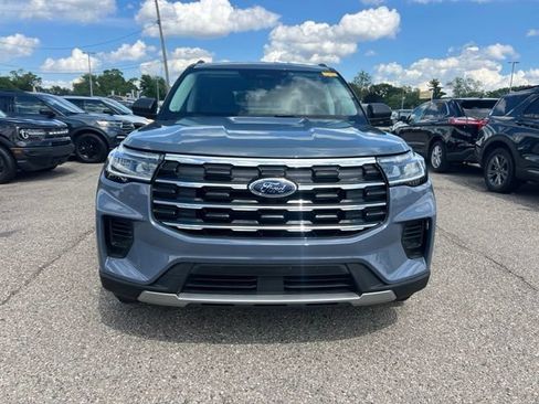 Used 2026 Ford Explorer Active AWD/4WD image 2