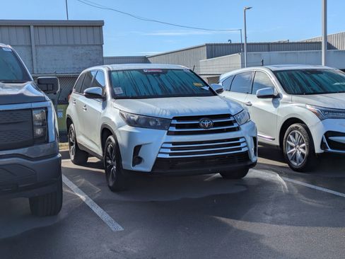Used 2019 Toyota Highlander LE image 1