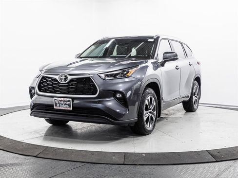 Certified 2025 Toyota Highlander XLE image 3