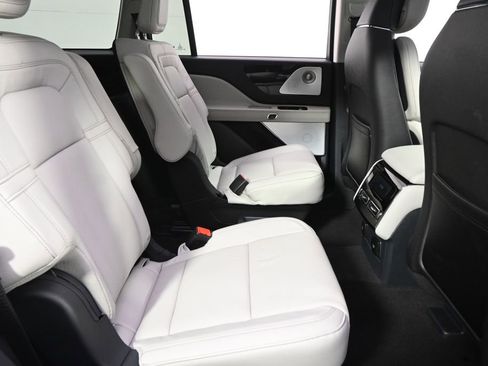 Certified 2025 Lincoln Aviator Reserve w/ Equipment Group 201A image 18