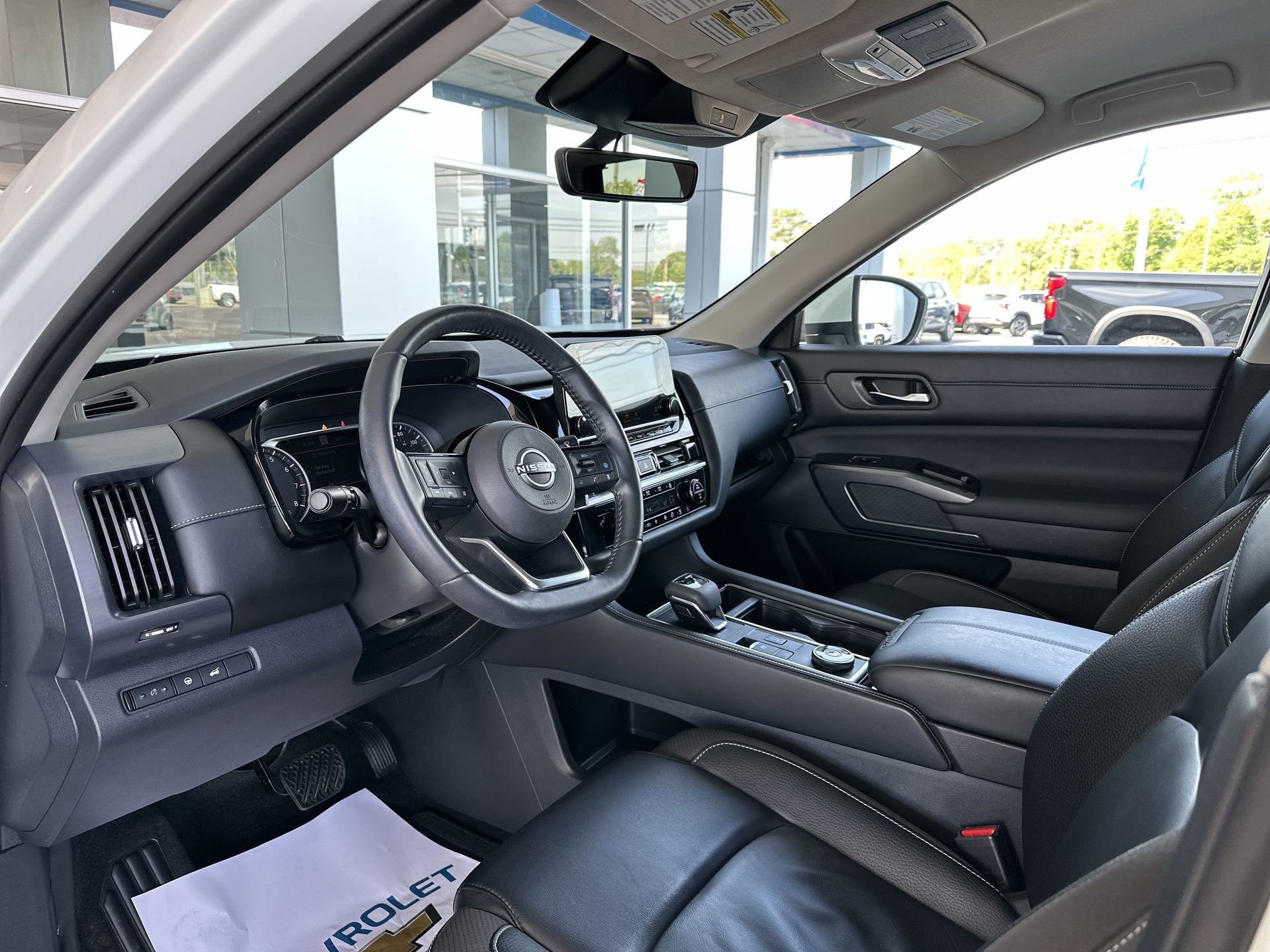 Used 2023 Nissan Pathfinder SL AWD/4WD image 10