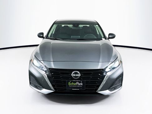 Used 2025 Nissan Altima 2.5 SV FWD image 2