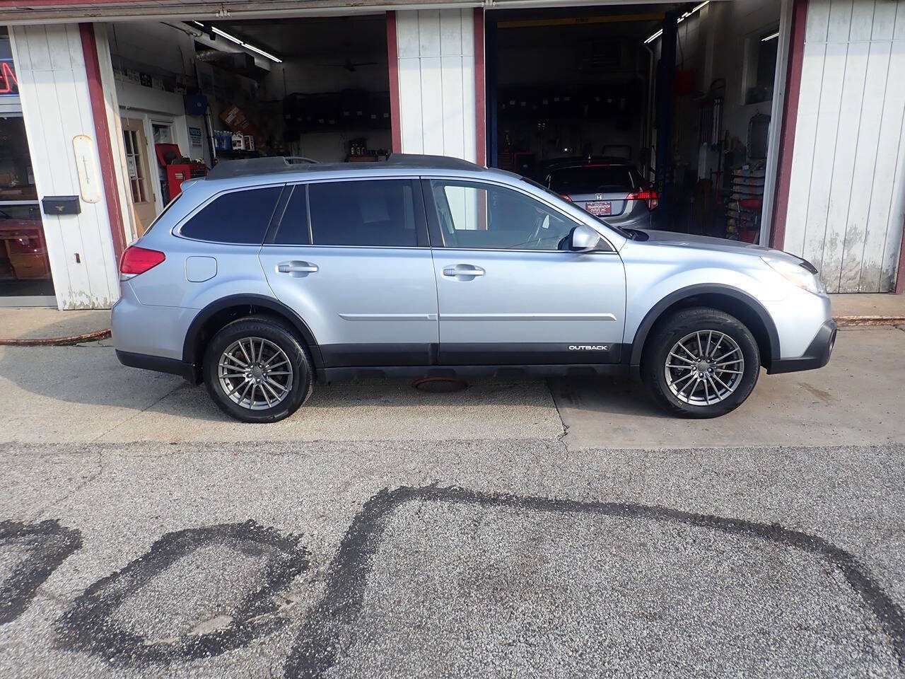 Used 2014 Subaru Outback 2.5i Limited w/ Moonroof Package AWD/4WD image 23