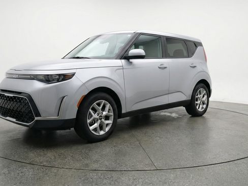 Used 2025 Kia Soul LX w/ LX Technology Package FWD image 3
