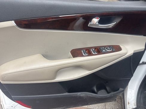 Used 2017 Kia Sorento LX image 11