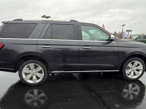 Used 2024 Ford Expedition Platinum image 3