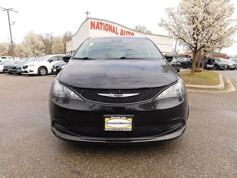 Used 2023 Chrysler Voyager LX FWD image 3