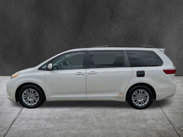 Used 2017 Toyota Sienna XLE Premium FWD image 8