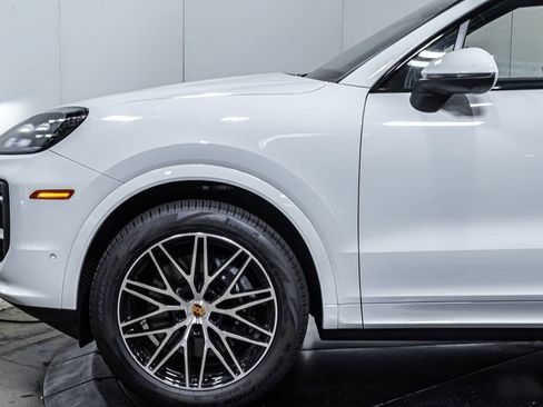 Certified 2025 Porsche Cayenne AWD/4WD image 21