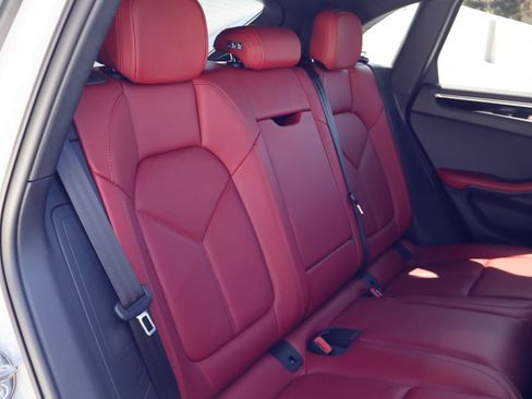 Used 2023 Porsche Macan AWD/4WD image 23