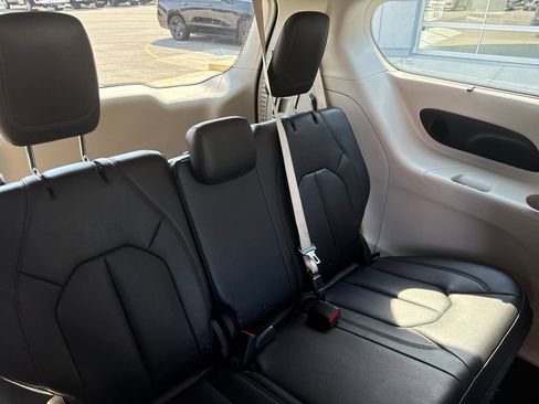 Used 2017 Chrysler Pacifica Touring-L Plus FWD image 44