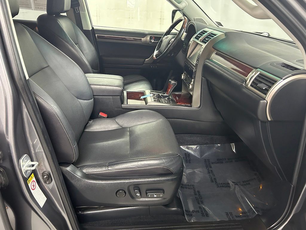 Used 2017 Lexus GX 460 Luxury w/ Preferred Accessory Package AWD/4WD image 13