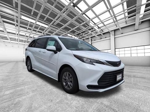 Used 2026 Toyota Sienna LE FWD image 1