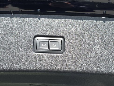 Used 2019 Audi Q8 Premium w/ Convenience Package image 16