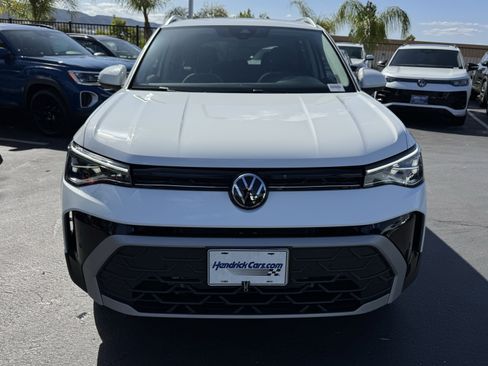 Used 2025 Volkswagen Taos SE AWD/4WD image 3