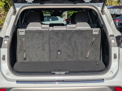 Used 2022 Toyota Highlander Platinum image 13