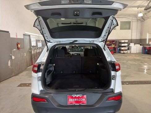 Used 2017 Jeep Cherokee Sport FWD image 5