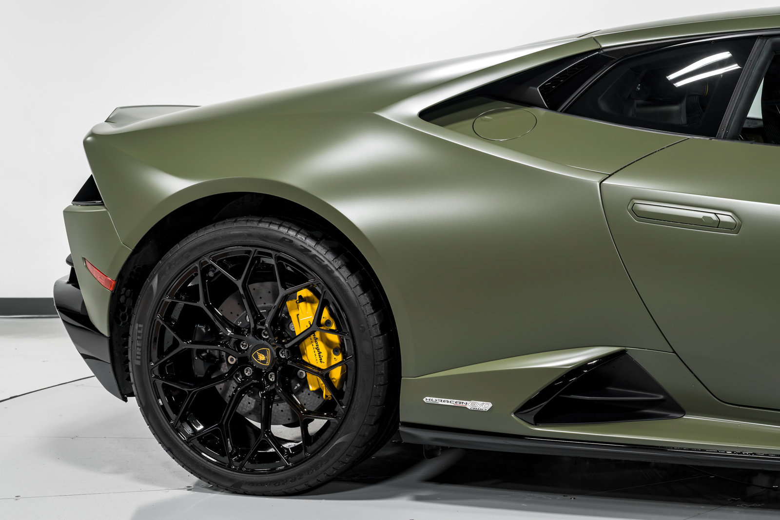 Used 2022 Lamborghini Huracan EVO RWD image 48