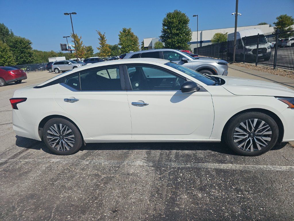 Used 2025 Nissan Altima 2.5 SV FWD image 4