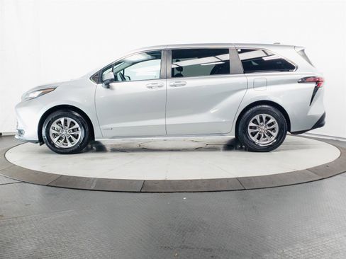 Used 2021 Toyota Sienna LE image 8