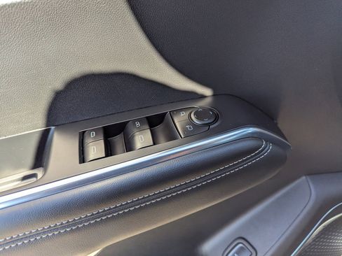 Used 2025 GMC Acadia Elevation image 12